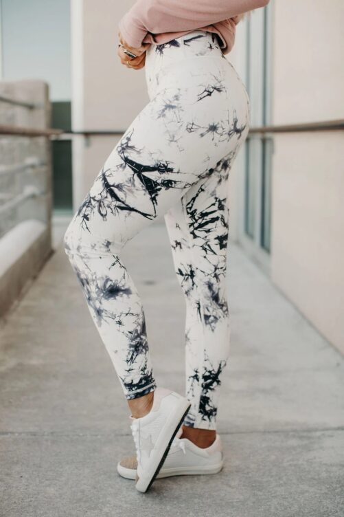 2021 New  Style Hip Raise Skinny Leopard Print High Waist Breathable Sexy Yoga Fitness Pants for Women in Leggings